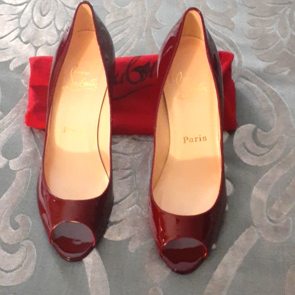 Christian Louboutin Peeptoe patent in Burgundy